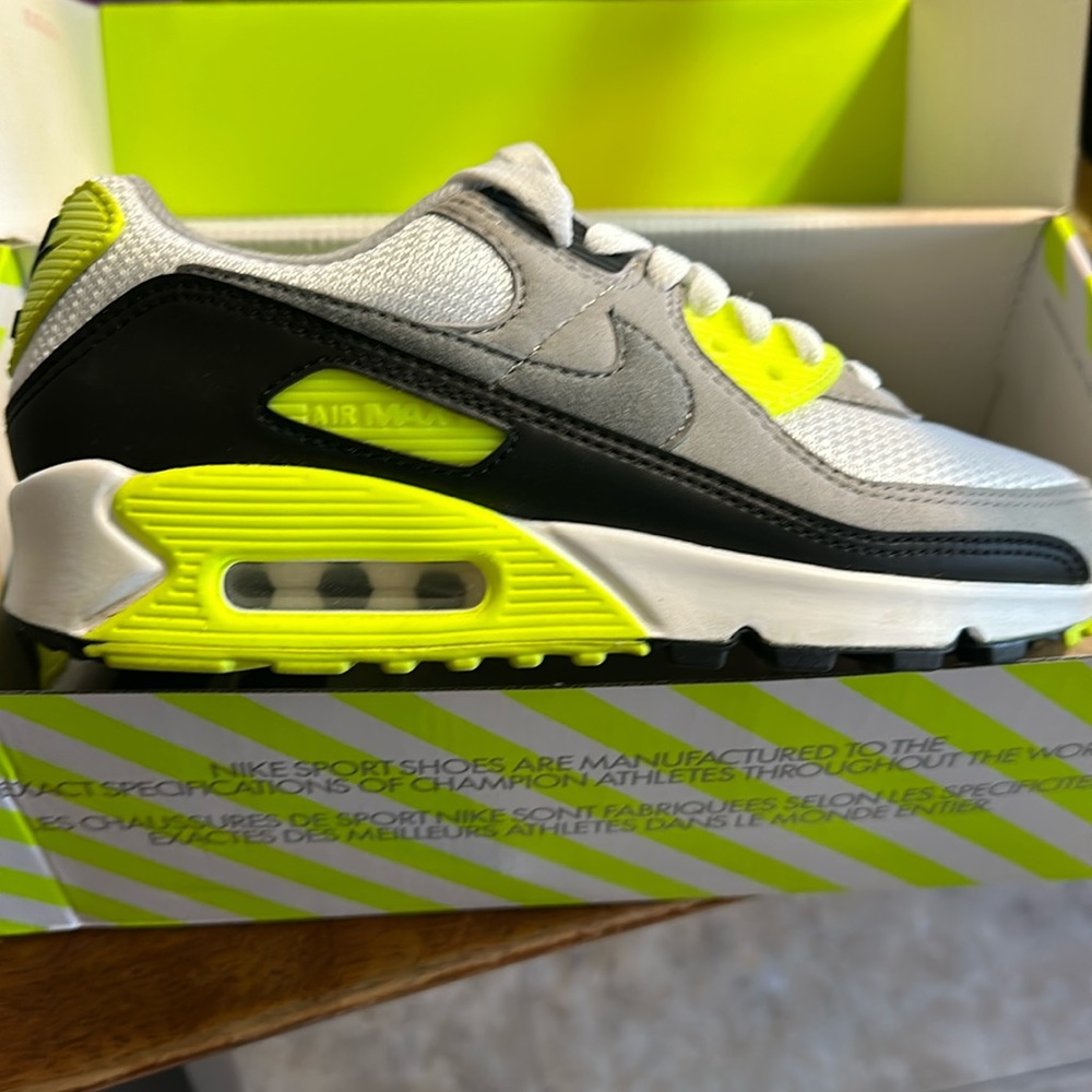Brand new Nike W AIR MAX 90